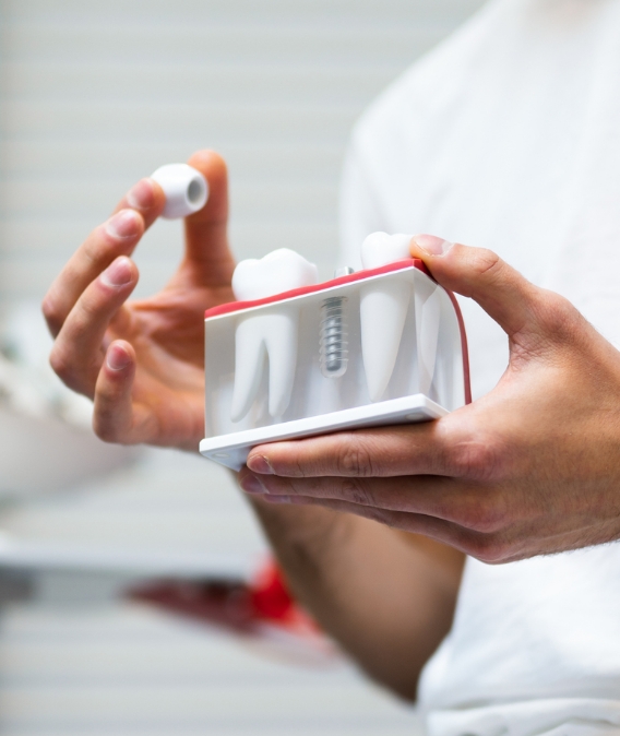 インプラント模型を用いた治療説明の様子