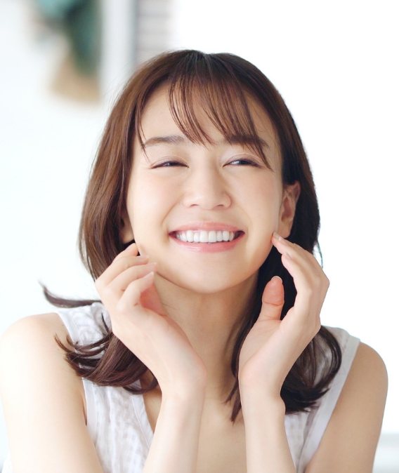 大人の女性の笑顔と矯正治療のイメージ