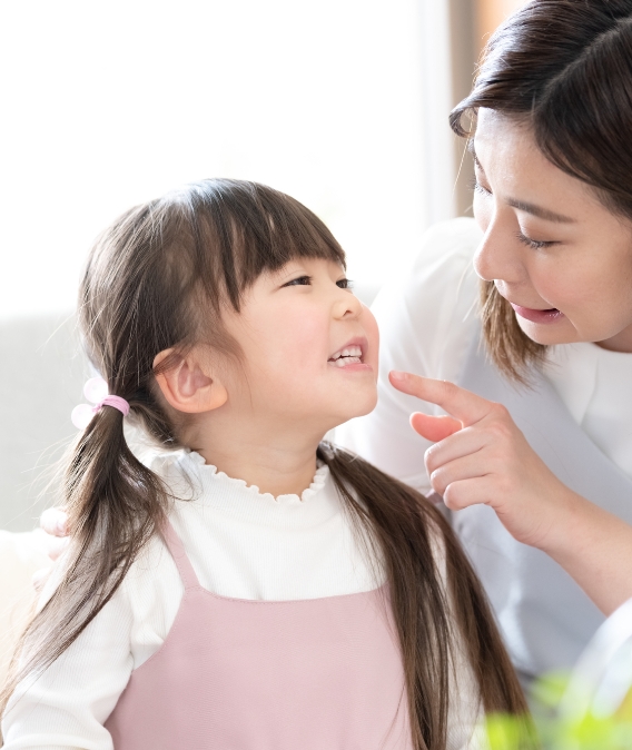親子で相談する子どもの矯正治療のイメージ