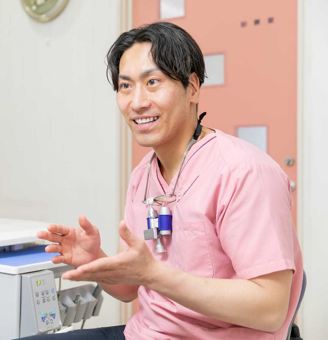 歯科医師が患者に治療内容を説明している様子